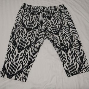 ***SOLD*** Roamans Plus Size 1X 22/24 Bike Short Leggings Tribal Pattern Pant